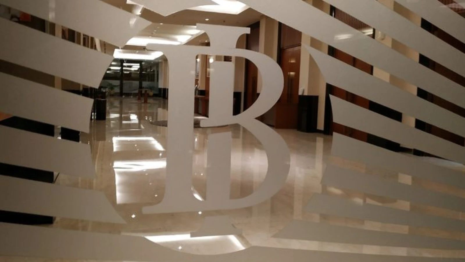 Kritik (mereka) dibalas dengan pendekatan hukum, yakni menggunakan pendekatan ITE, padahal kritik yang mereka sampaikan berdasarkan pada basis penelitian yang valid