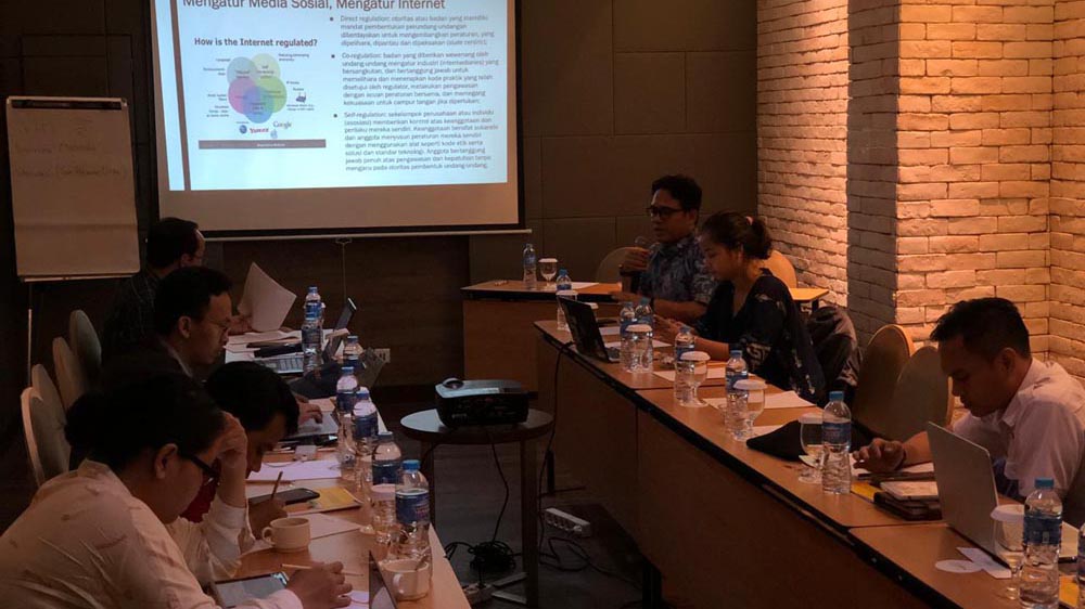 Mencari Model Pengaturan Media Sosial di Indonesia