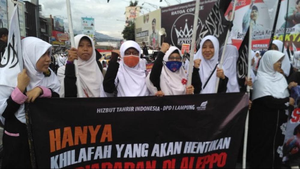 PEMBUBARAN ORGANISASI SEBAGAI UPAYA TERAKHIR (LAST RESORT) DALAM PEMBATASAN KEBEBASAN BERSERIKAT