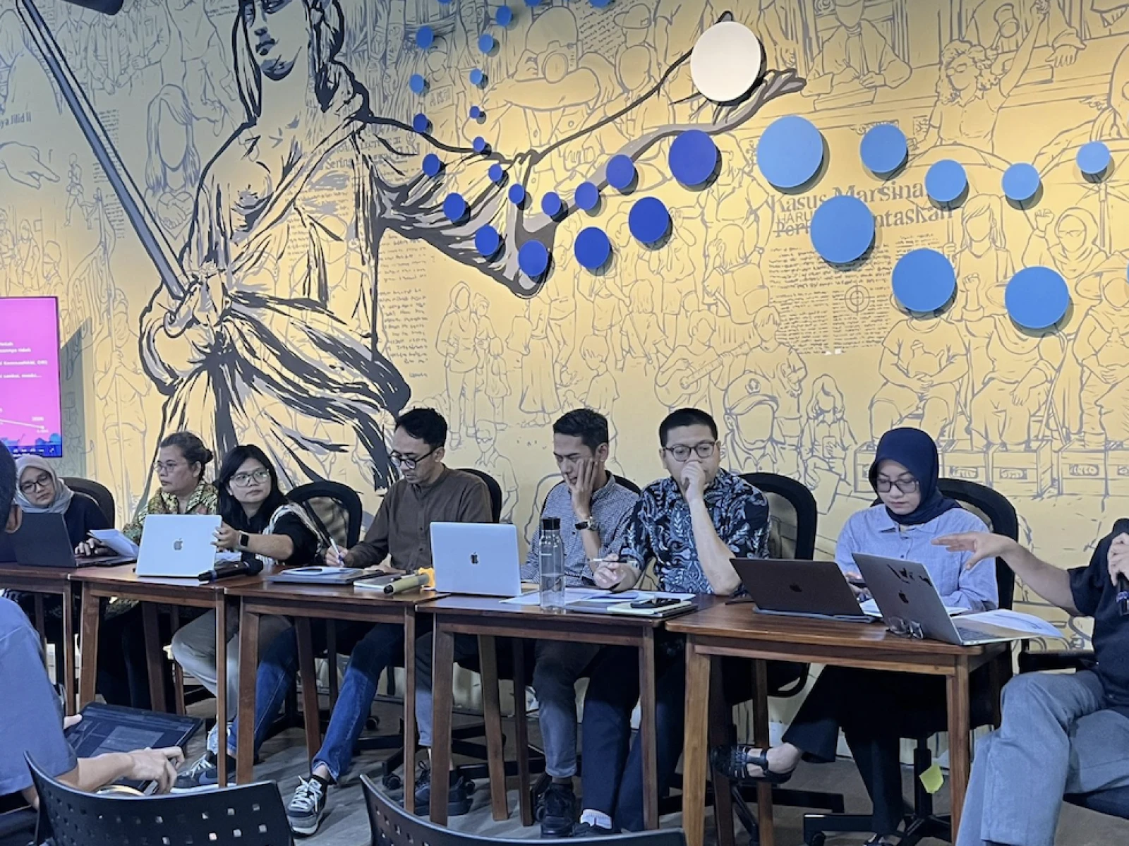 Negara Hukum: Fatamorgana yang Semakin Digilas Kuasa